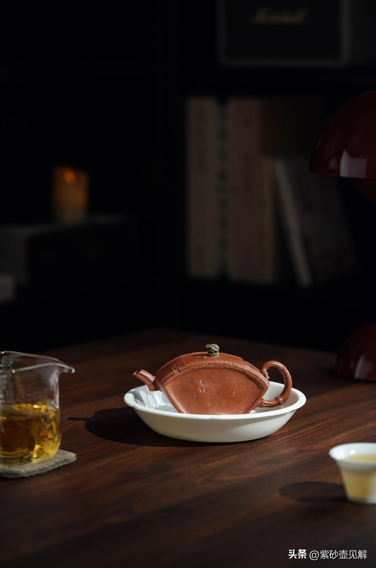 紫泥确实是宜兴得天独厚的原料，它在成份上俱备了制陶所必须的化学组成及矿物组成。从