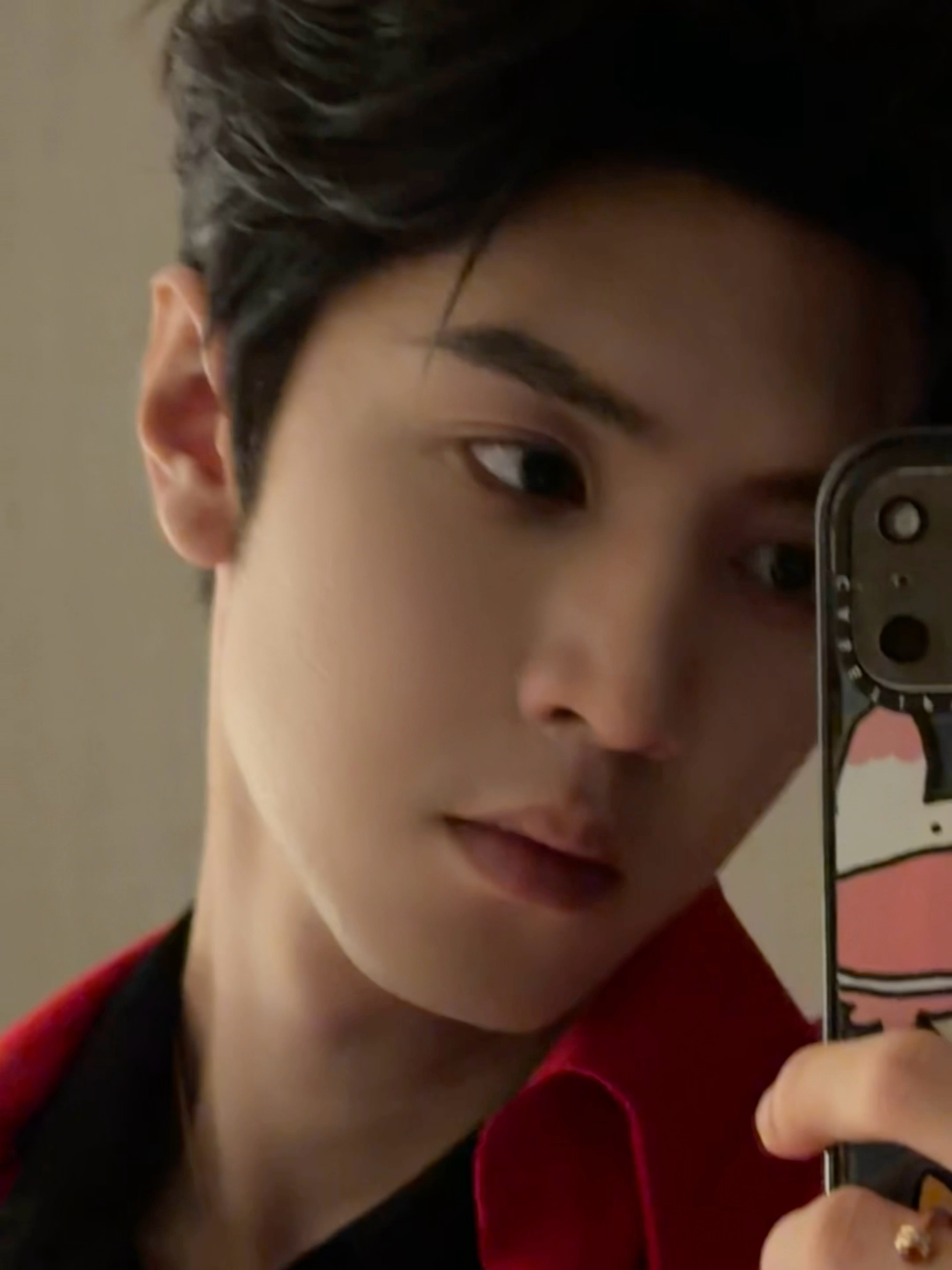 孟子义把球踢到陈哲远脸上了孟子义踢球砸到了陈哲远的脸 孟子义一脚踢球，没成想径直