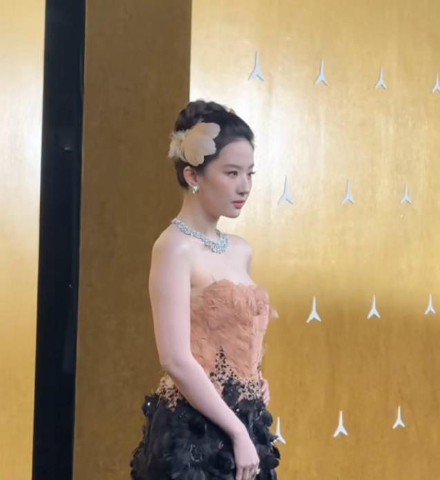 刘亦菲生图满天飞是双向坦诚 刘亦菲活动生图满天飞，本质是难得的双向坦诚。比起清一