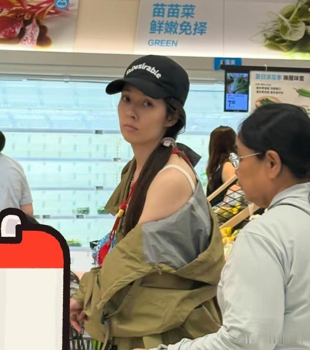 42岁的郭碧婷带俩娃逛珠海超市。她穿得很随便，脸也没化妆，状态看着不太好。眼神没