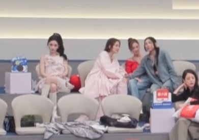 何宣林唐艺昕二公后台挨一起坐，但没啥交流额，不过我觉得还是芒果台剪辑引导问题大点