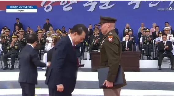 韩国总统尹锡悦这事儿。听说现在危机已经悄悄降临，韩国总统尹锡悦的不支持率那是创了