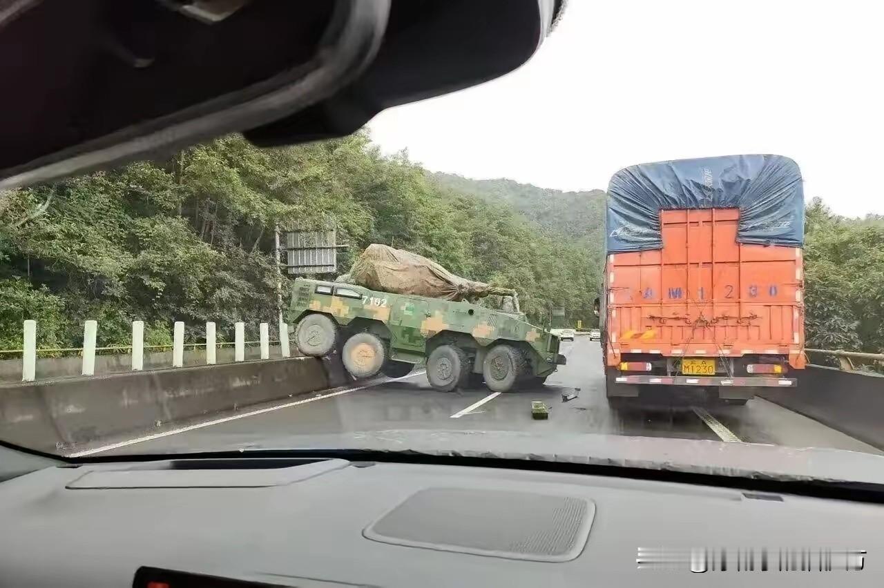 [捂脸] 图1看上去是“625“轮式自行高炮，貌似撞得不轻啊，不知道卡车的情况如