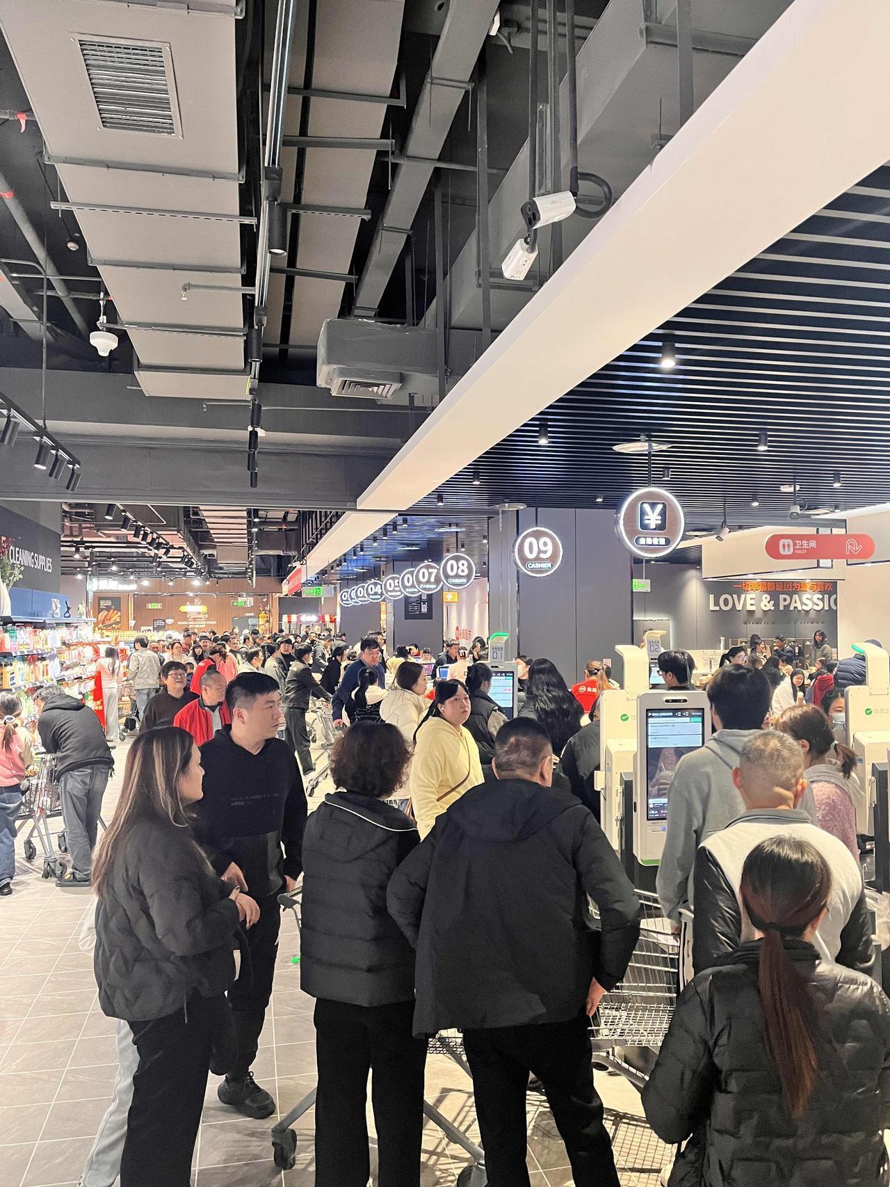 胖改超市试营业第三天，以为不会跟开业前两天那样人多，结果万万没想到晚上8点后还有