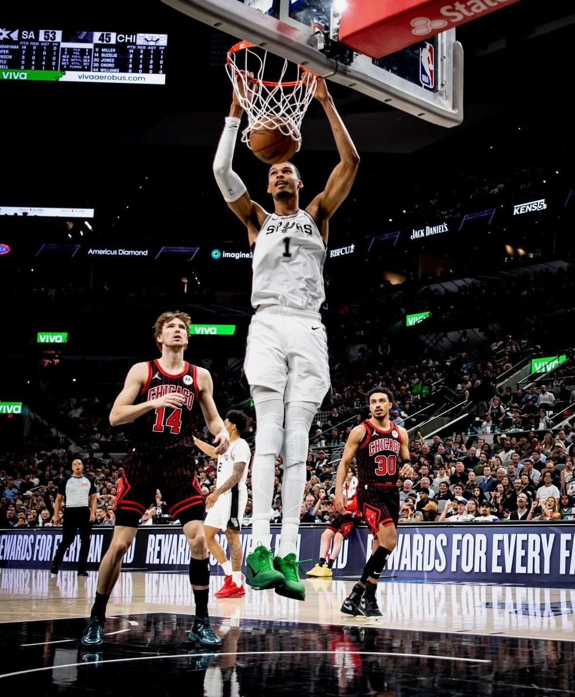 彻底疯狂！文班30分钟41分15板4助攻3盖帽 