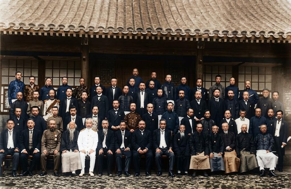 1914年，中华民国参政院开院，近百位民国精英齐聚一堂合影。
前排左八是黎元洪（