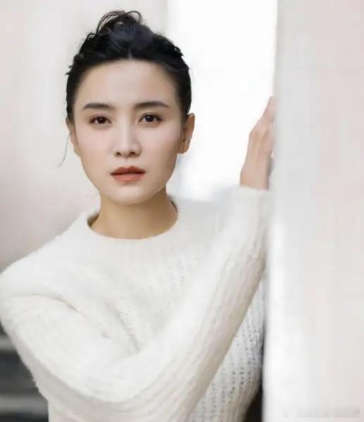 主持人问宋佳："你能进娱乐圈，第一个感谢的人是谁？"宋佳说："我第一个感谢的人就