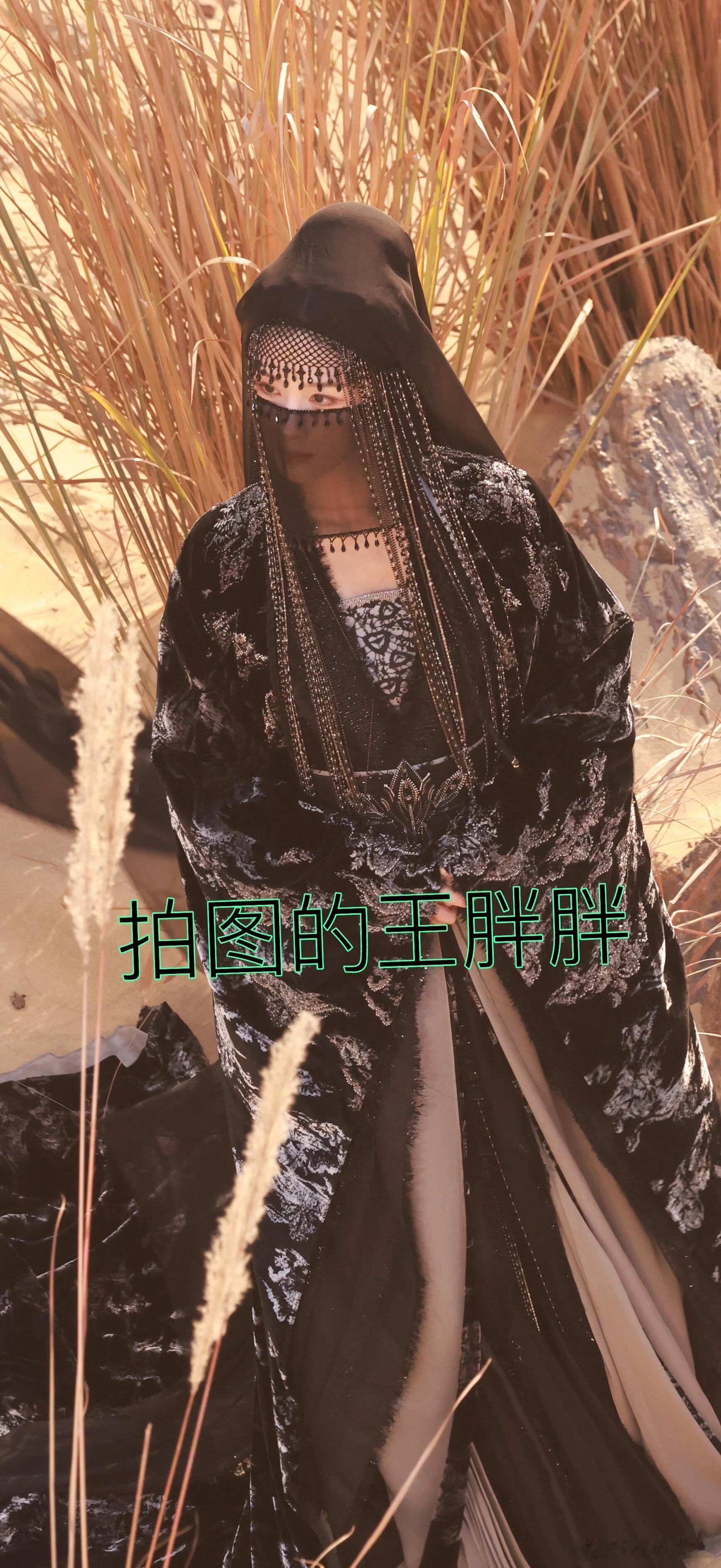 陈都灵《月鳞绮纪》新造型惊艳，暗黑风格引人期待。 