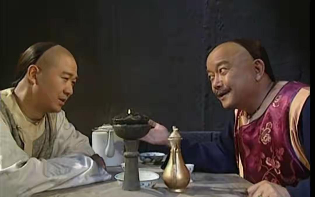 和珅作为清朝乾隆年间权倾朝野的巨贪，其贪污手段绝非简单收受贿赂，而是一套高度系统