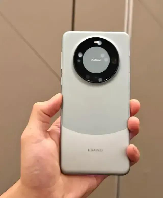 有网友戏称：美国技术部门把华为Mate 60Pro手机拆解研究，已经到了数晶体管