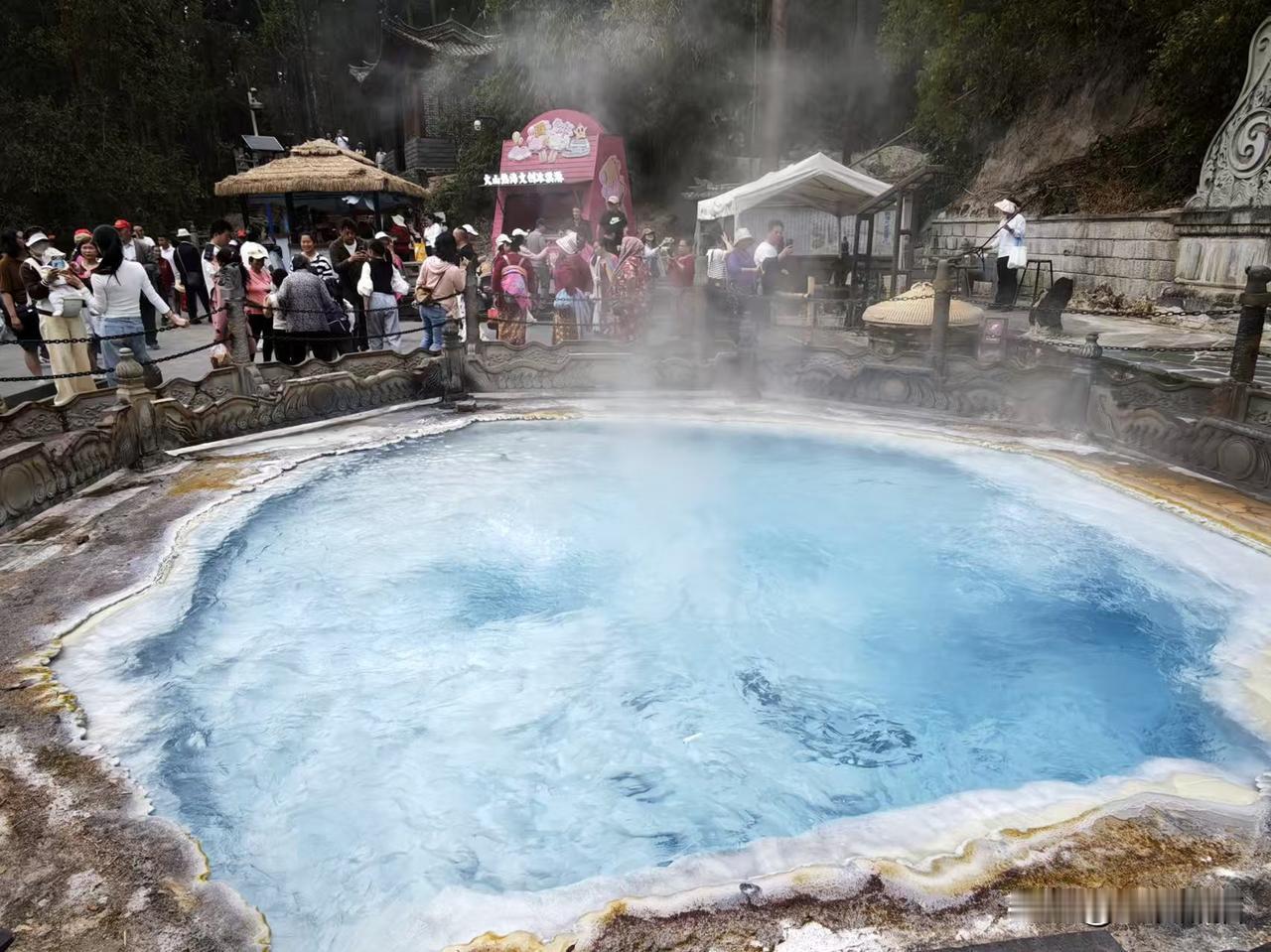 《一泉沸水煮云烟》腾冲行3
腾冲地热的核心代表，非大滚锅莫属。这口天然“高压锅”