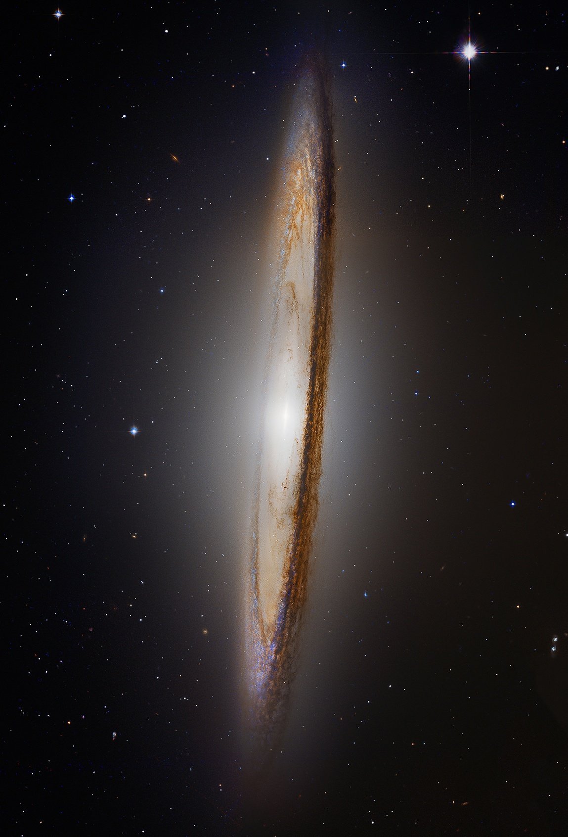 草帽星系M104，这个视角还是第一次见，以前这个星系为了符合草帽的名字，都会被横