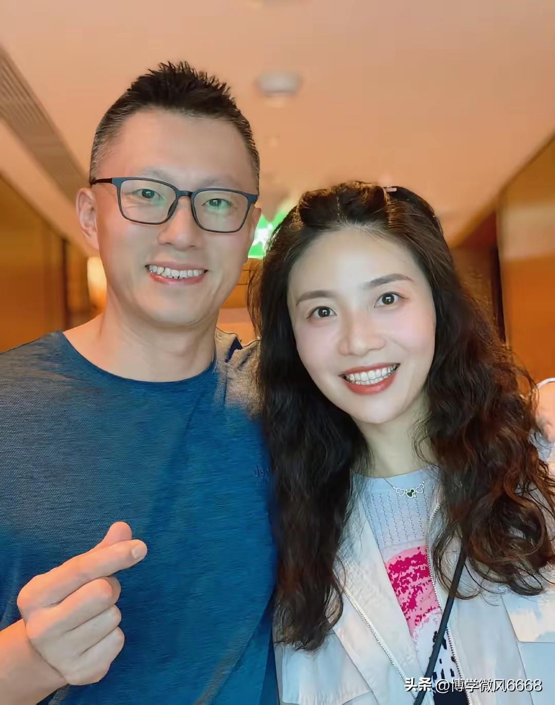 这位女运动员好美啊 ，最喜欢她这样大波浪卷的发型，她长相漂亮气质佳，出众的美貌让