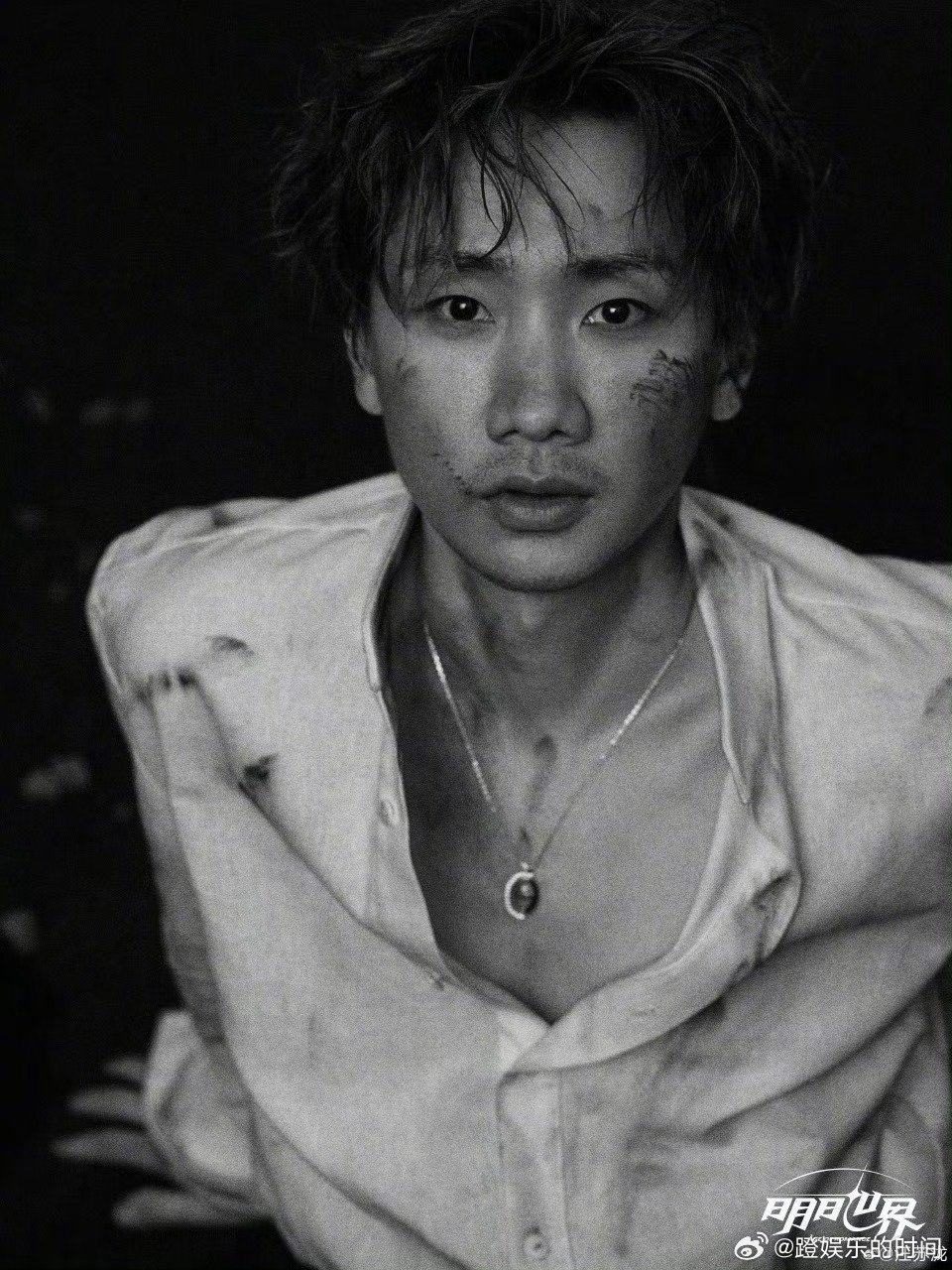 汪苏泷明日世界海报汪苏泷胡渣造型 又被汪苏泷帅到！胡渣造型慵懒随性，明日世界海报