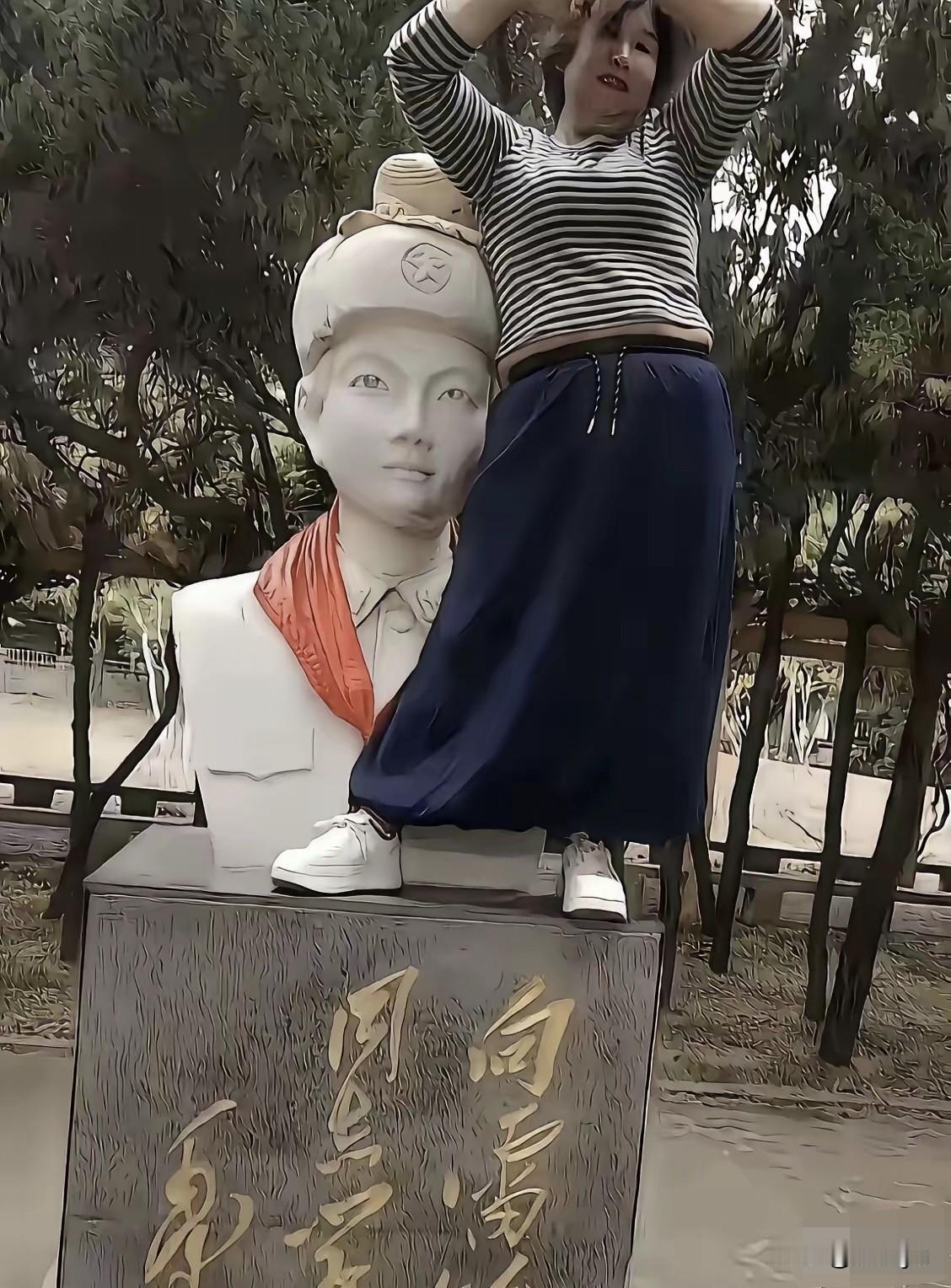 面对伟人题词和雷锋塑像，应该心怀敬畏。想拍照，就恭敬点，站着像个人样！为什么非要