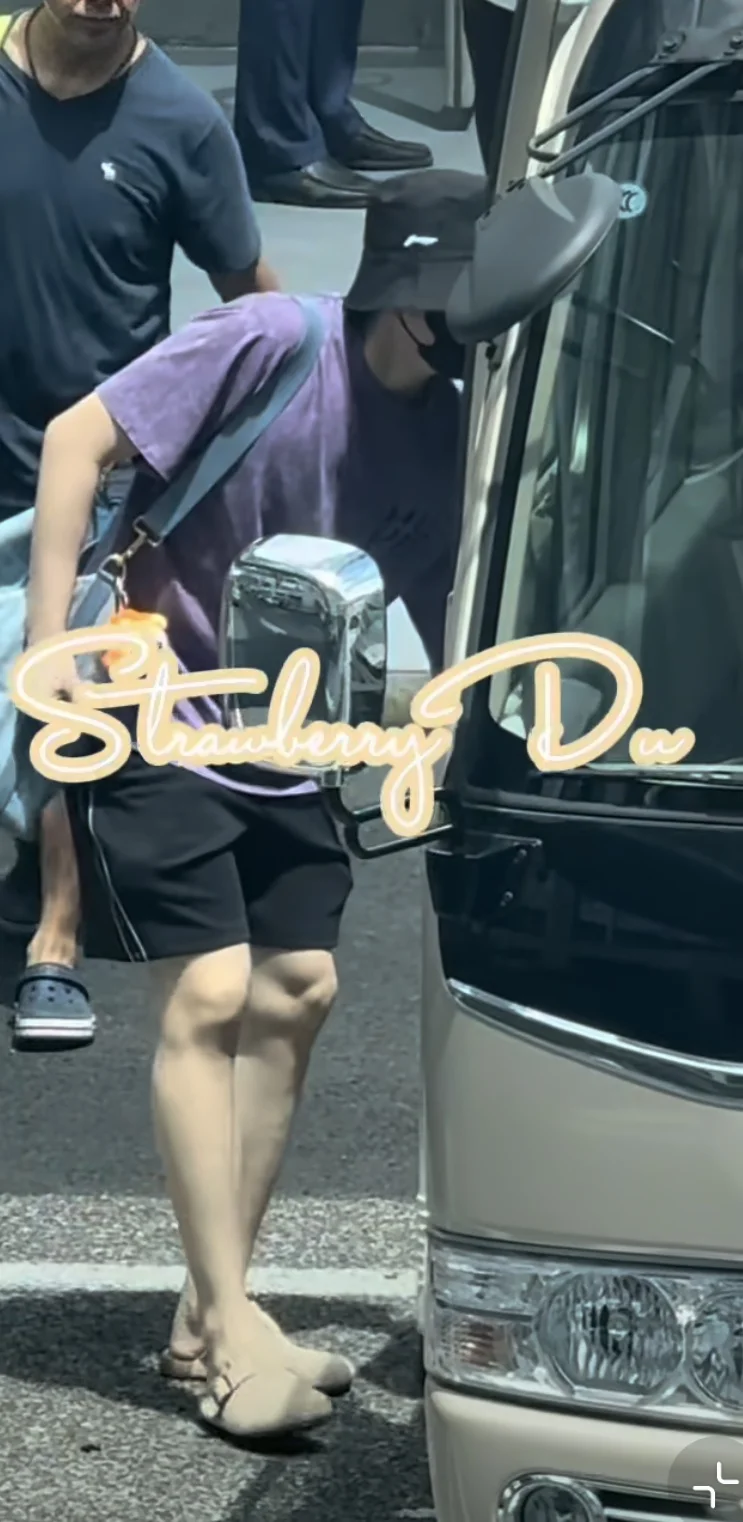 😂这孩子和肖爹一样是真的喜欢穿拖鞋……
