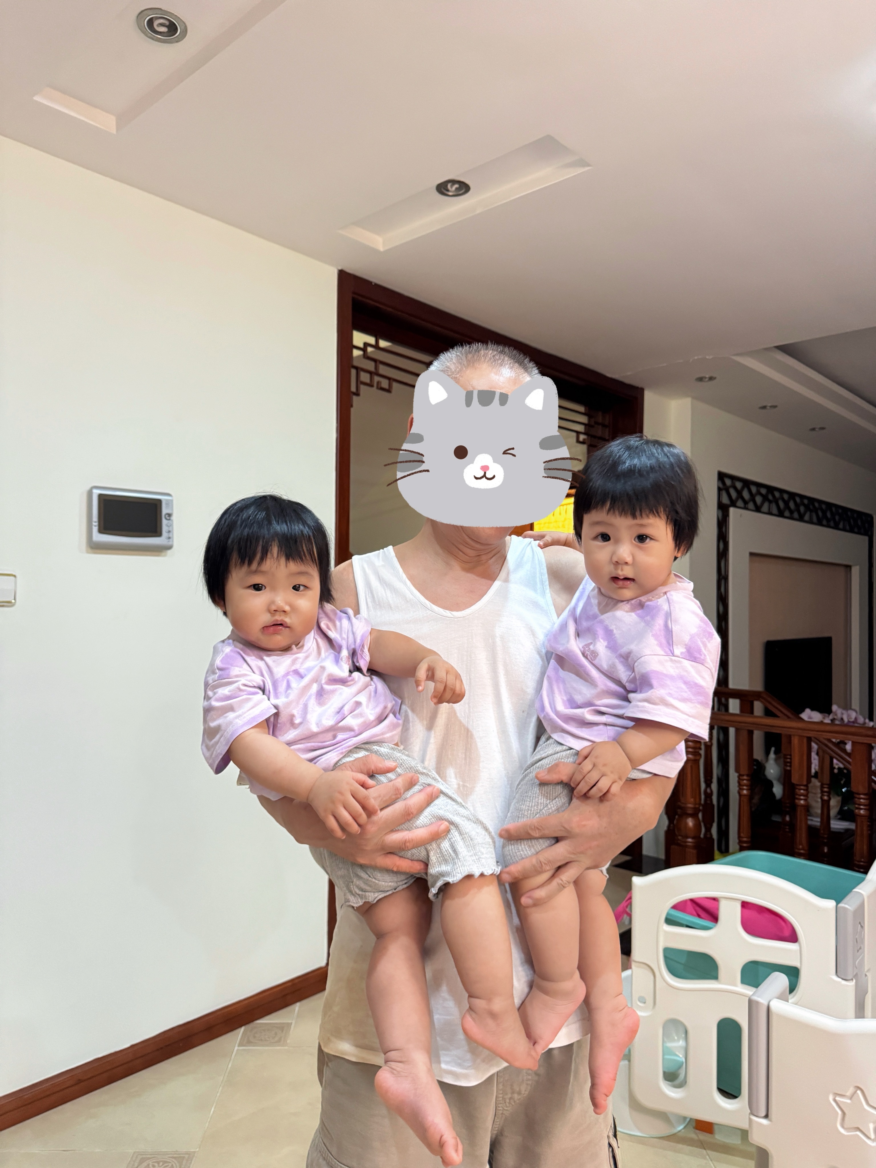 两个小胖墩儿她俩这个刘海我真的一言难尽总之等我回家再重新剪一下吧现在可能就是头发