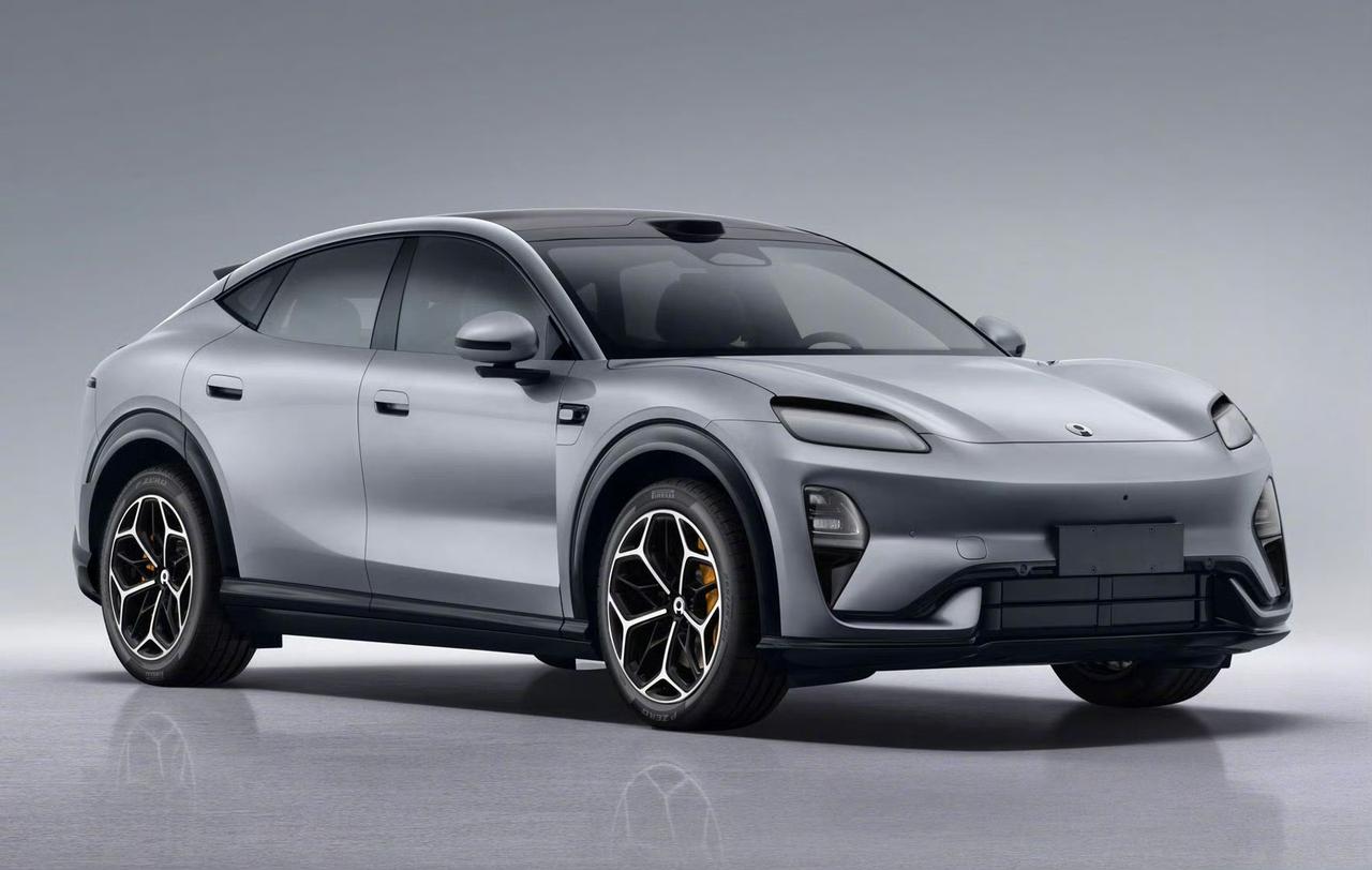 赛豆=赛力斯+豆包，赛豆ME7，5米长的轿跑suv，赛力斯和豆包合作的第一台车。