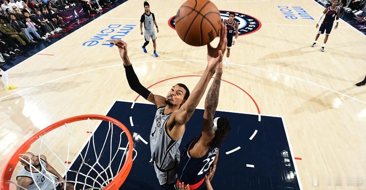 卡斯尔23分7前板文班21+13+4帽 马刺抢爆无卡船北京时间3月17日，NBA