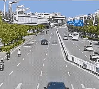 这个司机这样开车，是睡觉了？还是喝酒喝多了？他怎么这样开车？

大家仔细看视频。