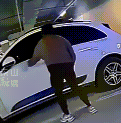 福建厦门，一女子因停不下车将两辆临车又踹又划，其中一辆是保时捷，被拍下后，两车主