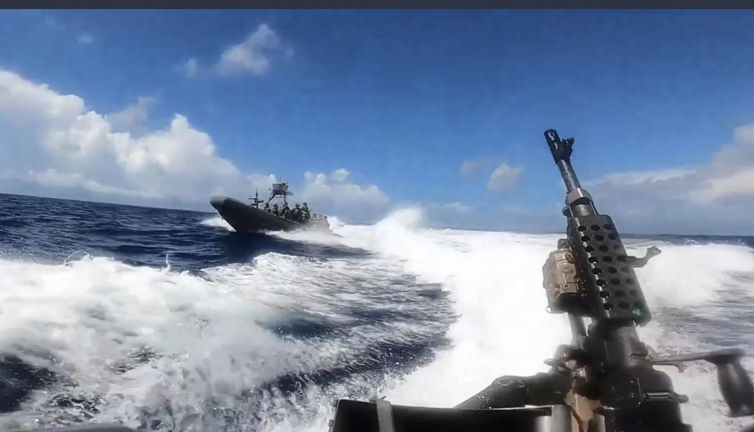新闻快讯——视频拍到美国海军陆战队队员从“硫磺岛”号两栖舰登陆，在加勒比地区开展