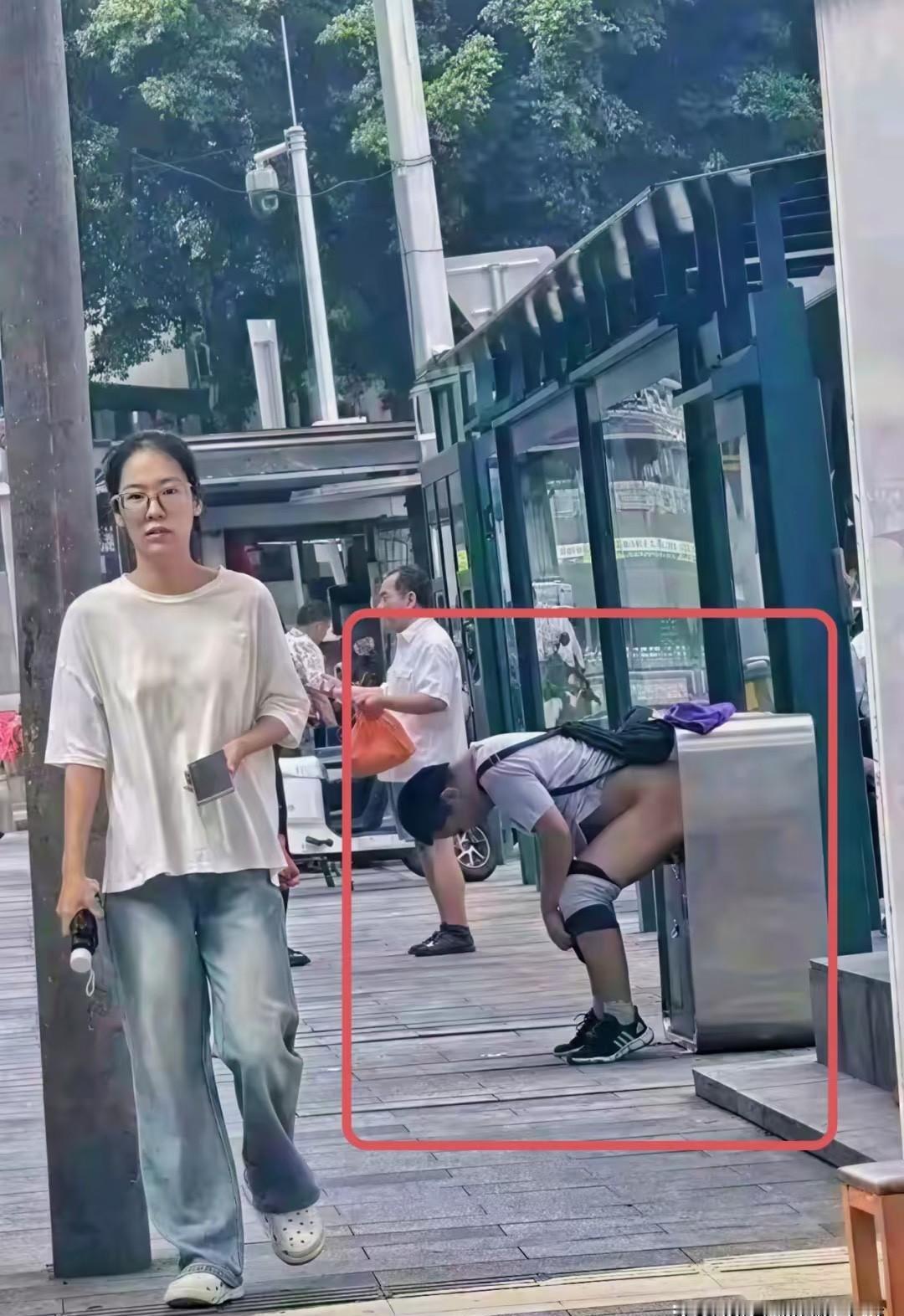 西装笔挺，皮鞋锃亮，却蹲在垃圾桶边拉屎。
北京三里屯下午三点，监控拍得一清二楚。