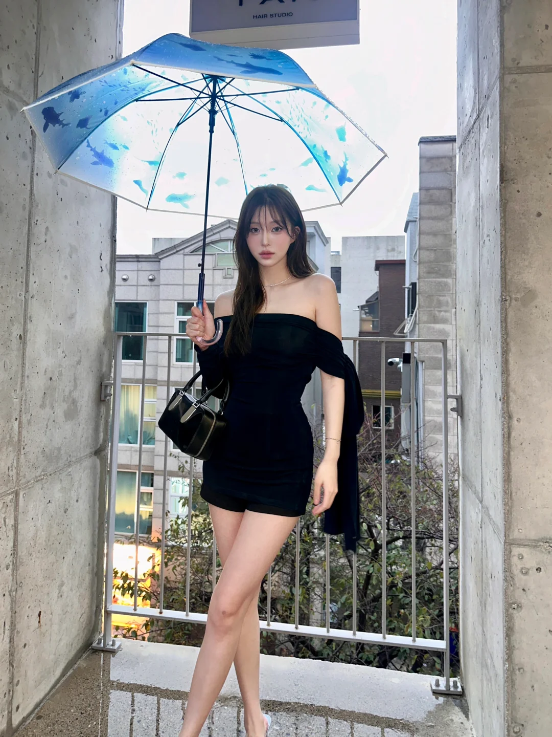 今天也有在好好做 我人生的主人公～ 首尔下雨好浪漫好有氛围～ 打着水族...