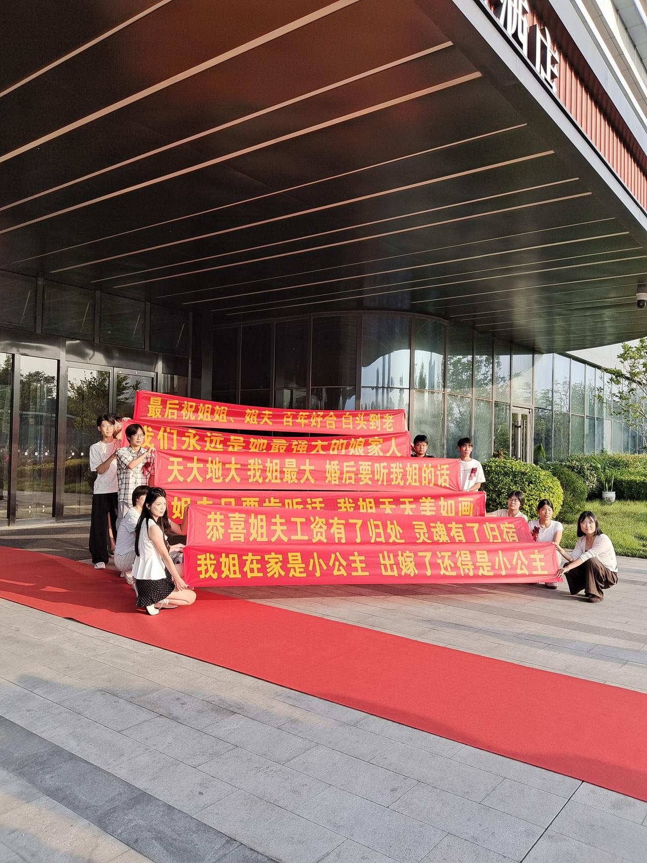 今天早上，我们又一次去酒店里吃早餐，远远的就听见鼓乐齐鸣。我猜是今天有人家结婚。