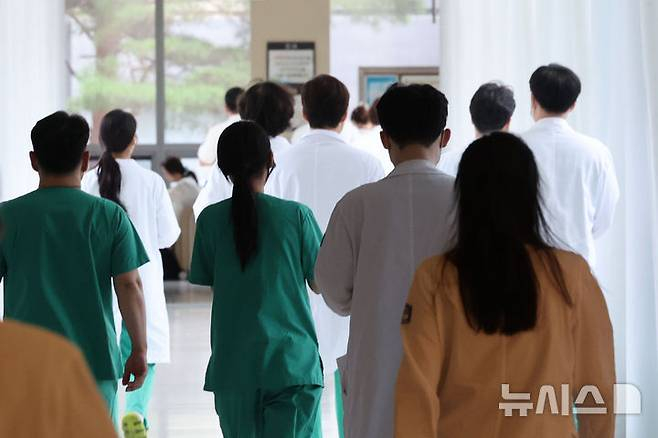【韩国因反对医学院扩招而辞职的医生们，对国家提出损害赔偿】海外新鲜事热点现场 韩