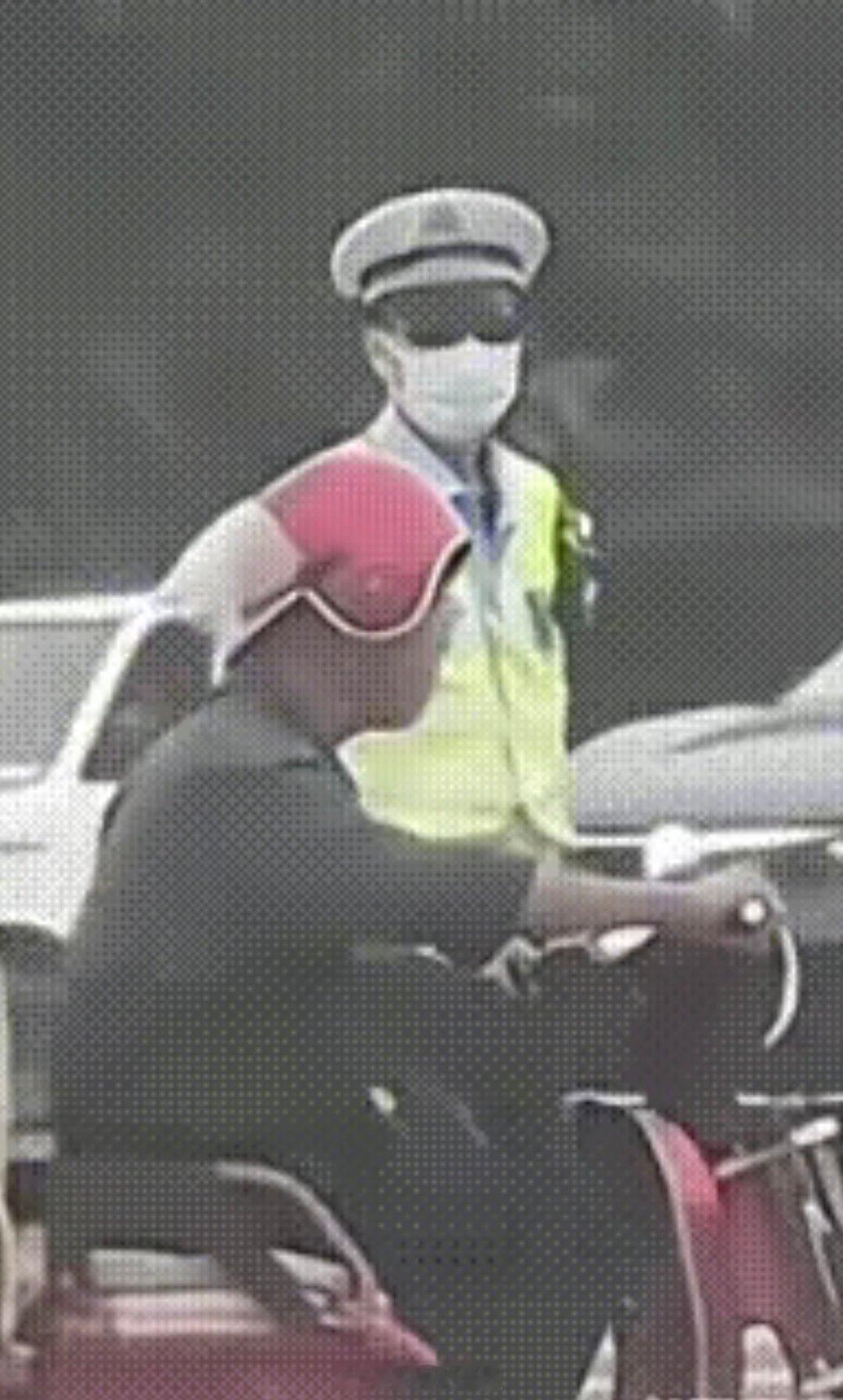 给交警整不会了。 ​​​