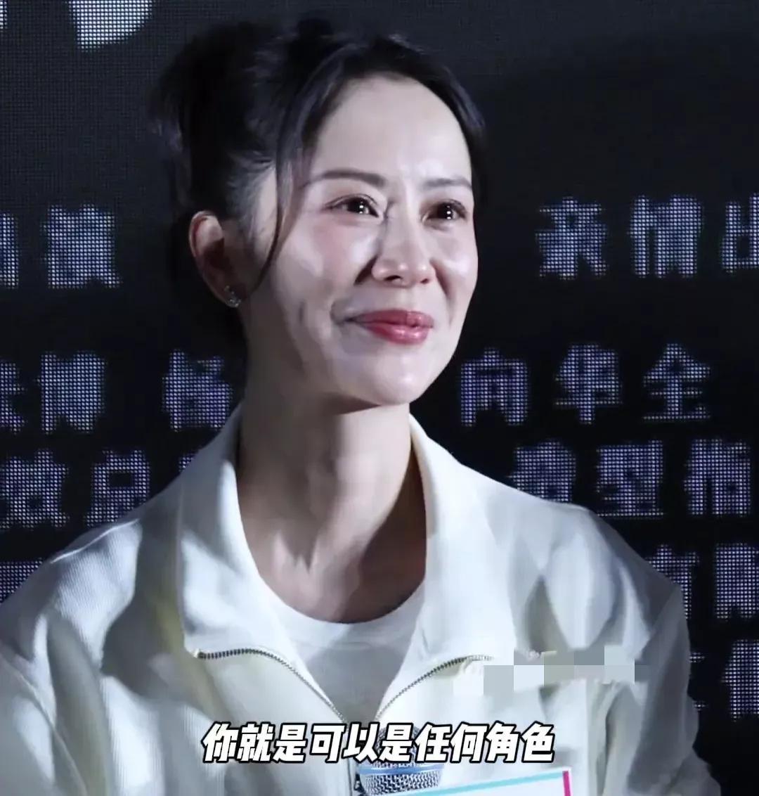 46岁海清，太让人意外了！11月17日，46岁的女演员海清亮相新电影《我本是高山