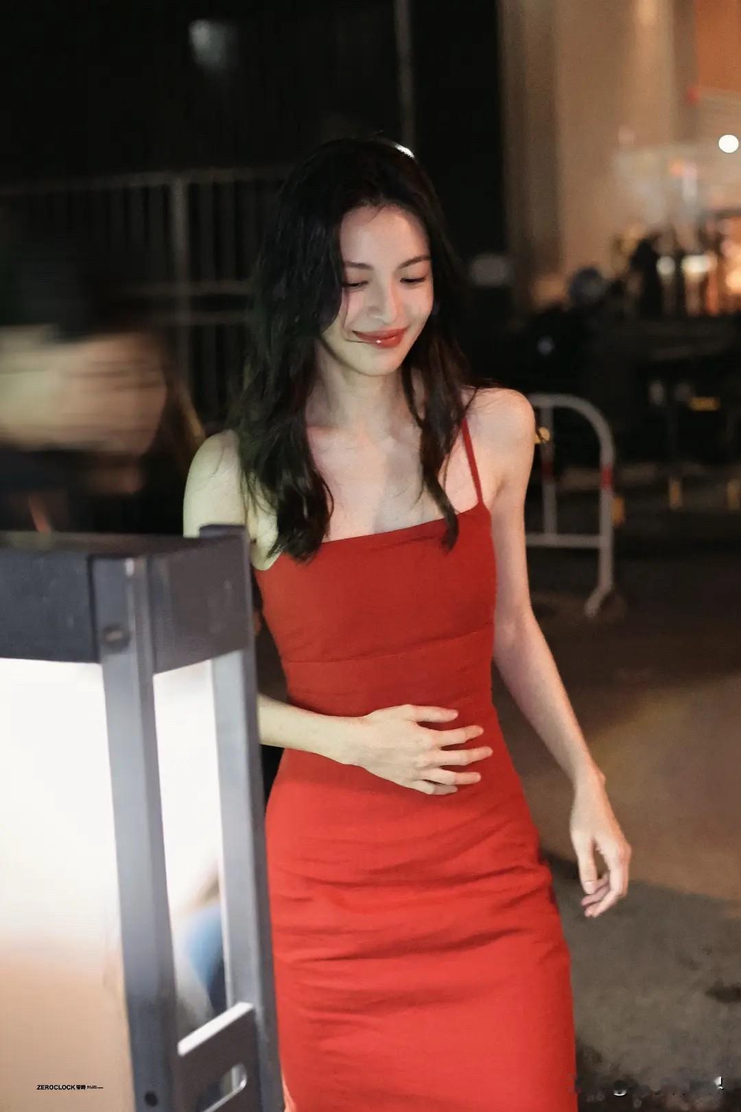 钟楚曦真的衣架子，每一套都好美
衣品好，这个肩膀头子也练得太好了

这部剧真的买