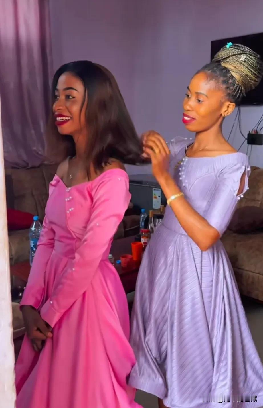 非洲表妹结婚，菲利全家出动忙得不亦乐乎！菲利斯和拉乌盛装打扮，光彩照人。
 
看