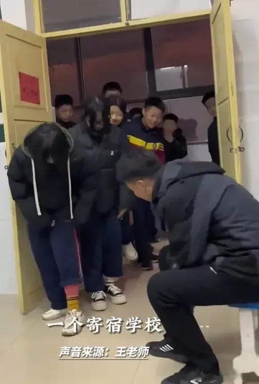 这几天，山东菏泽一位男教师赢得全网怒赞，他每天早晨坐在教室门口，要求所有学生必须