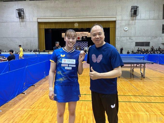 赤江夏星在第59届日本业余锦标赛上获得女单冠军，这次比赛她的场外是前奥运冠军伟关
