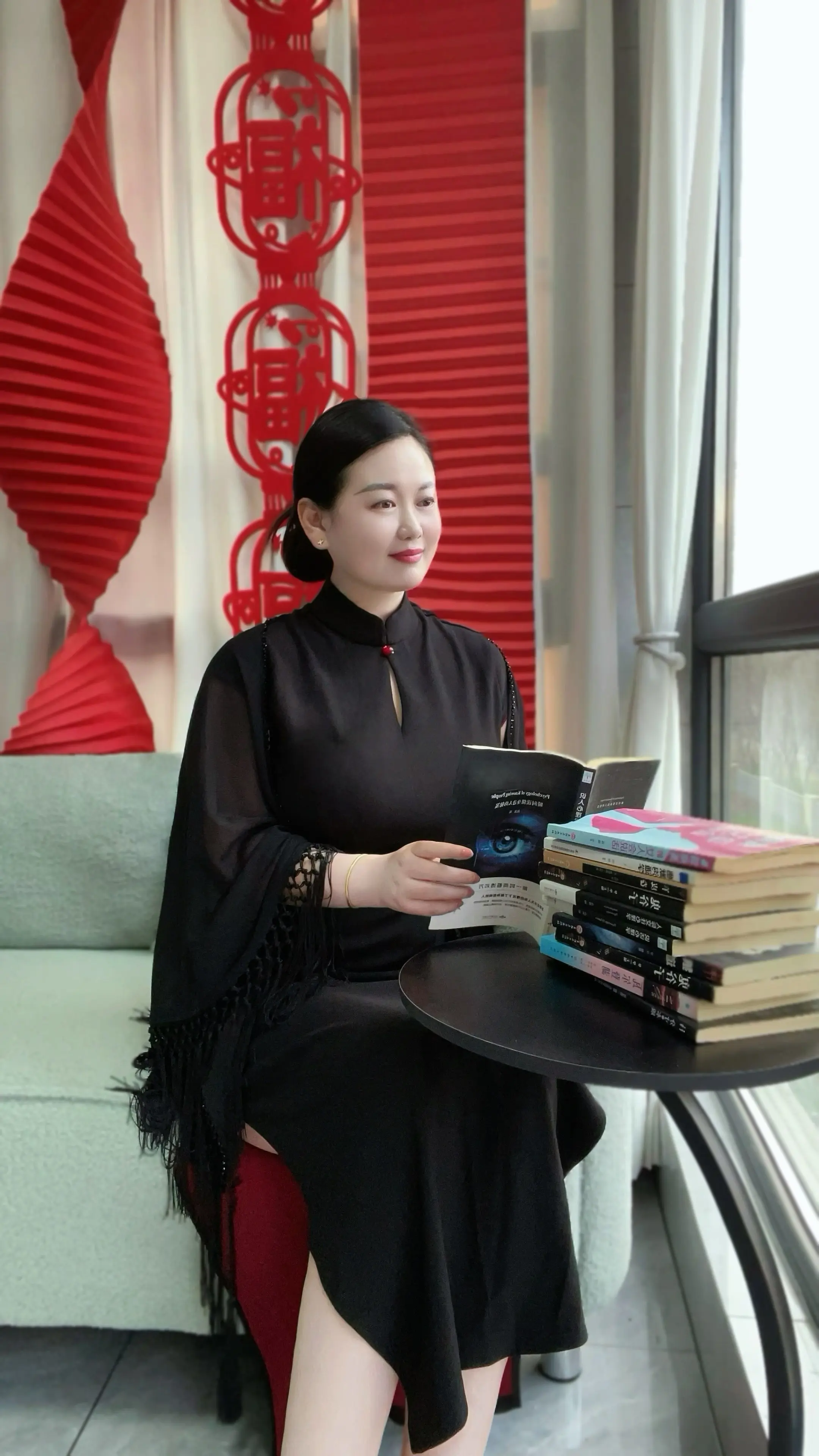 点墨梅雪间，春回言韵里。 不争浮春色，风雪傲骨言。