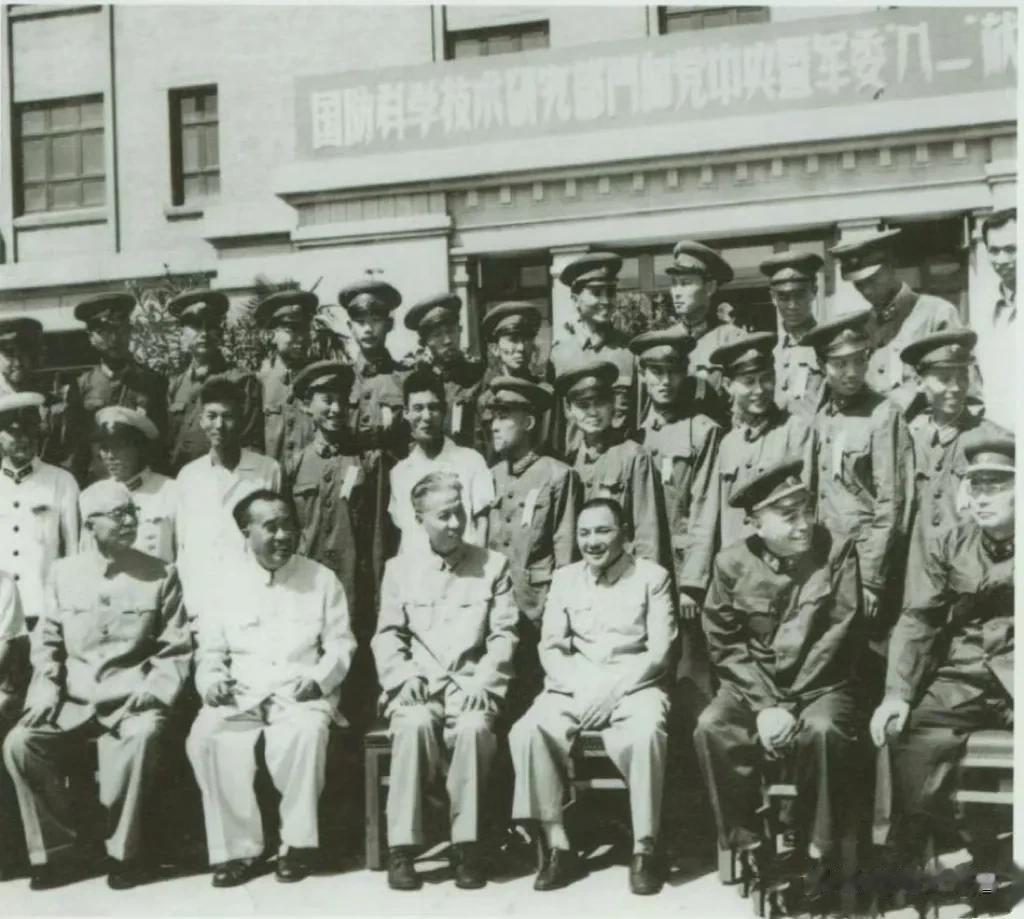 1958年8月，中央领导同志接见国防科学技术研究人员。前排左起：林伯渠、朱德、刘