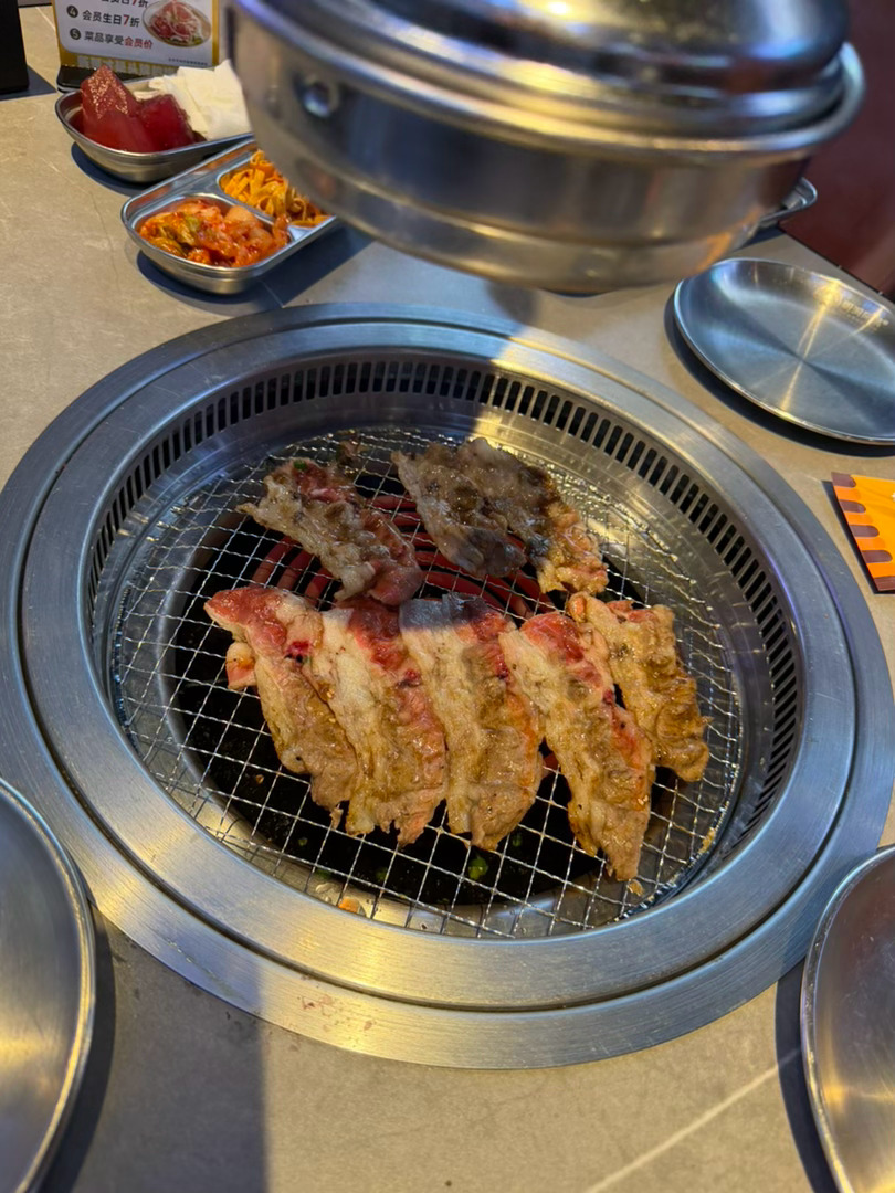 感冒的薇薇六一儿童节 六一看了电影，也吃了韩国烤肉，哈哈哈哈😂 我女儿喜欢韩国