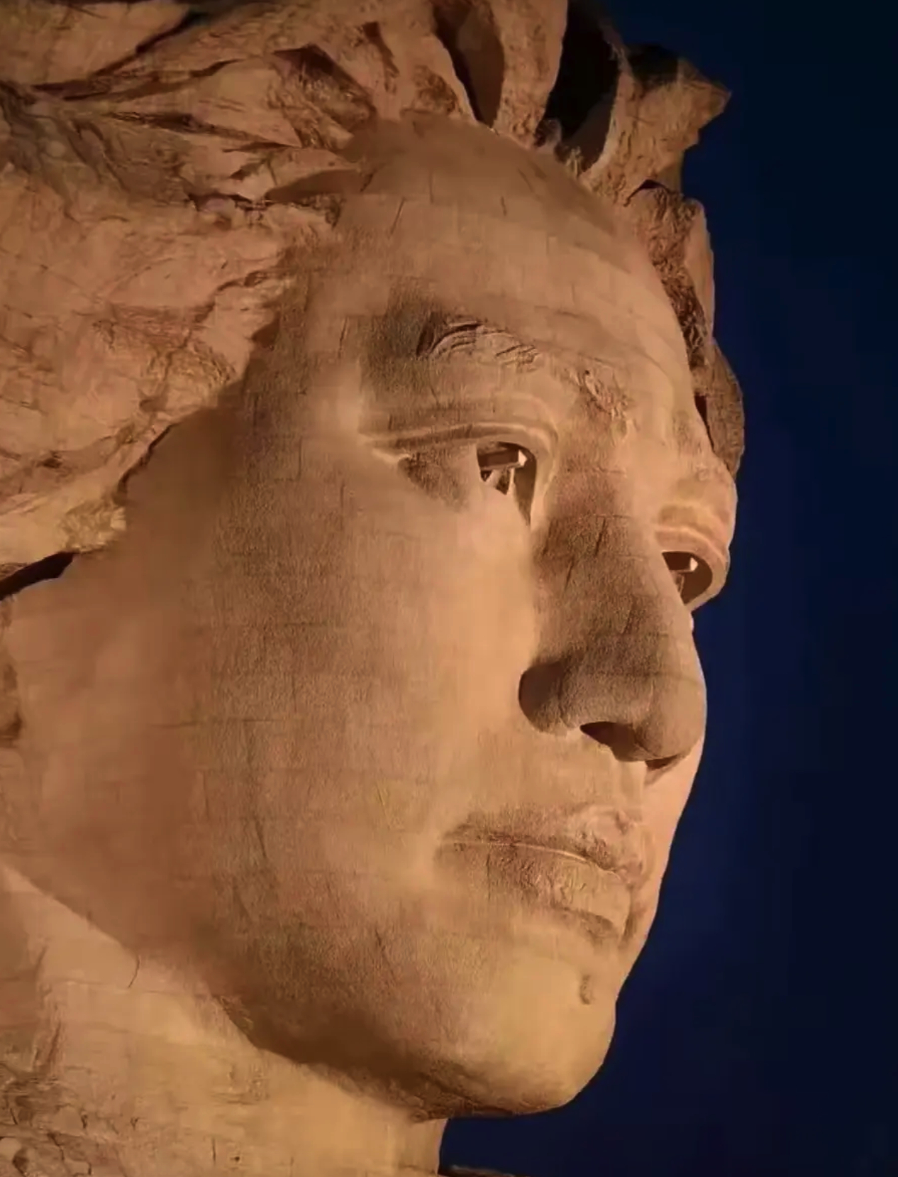 启境 GT7 的前大灯中间的小蓝灯独立设计，从而让整个大灯产生“眸”的效应，是为