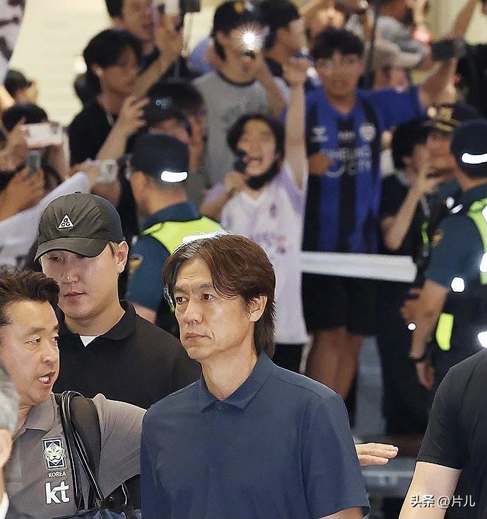 如临大敌！韩国队回国，警方配备上百名警力，主教练身旁数名保镖高度紧张。6月30日