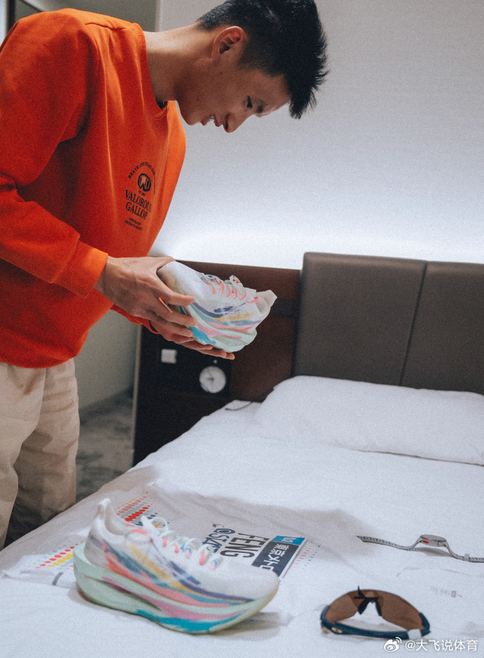 主场精神，客场硬仗！丰配友在东京马拉松跑出2:05:58，不仅打破中国马拉松纪录