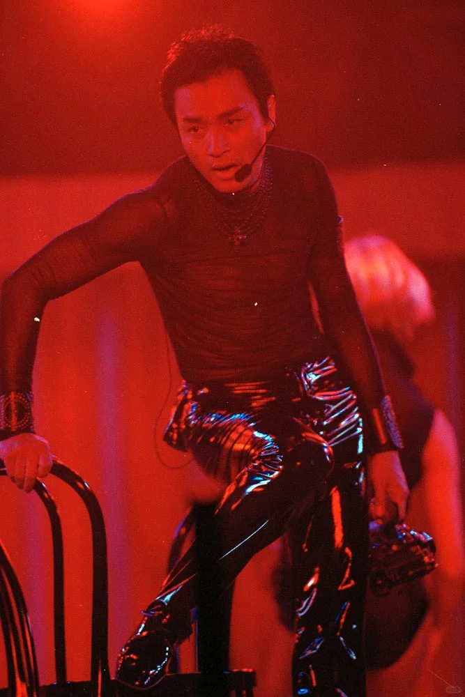 他是首例在个人演唱会上为儿童癌症基金募捐的明星，自己先带头捐出一百万...