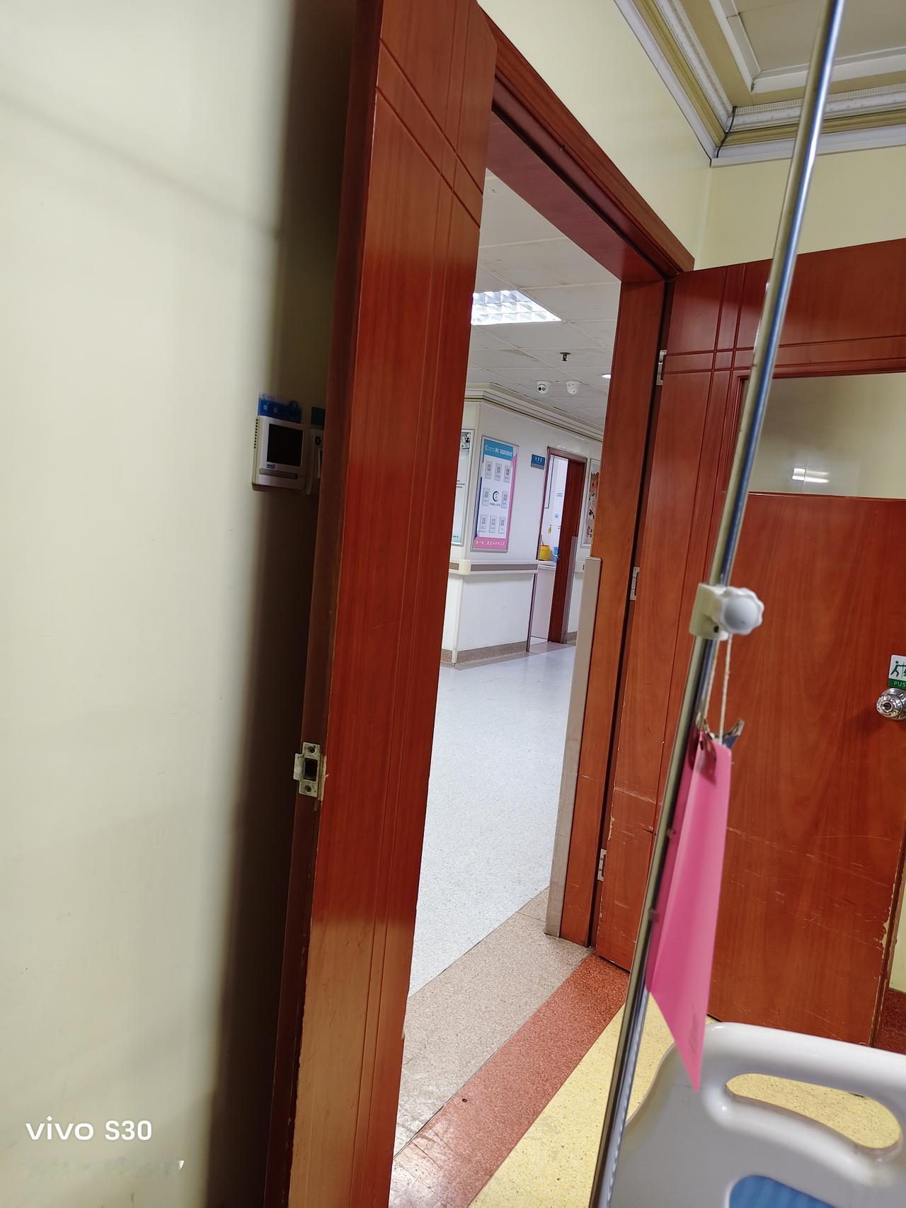 我想问问头条朋友，心脏彩超提示“三尖瓣大量返流”是什么意思？
     医生说这