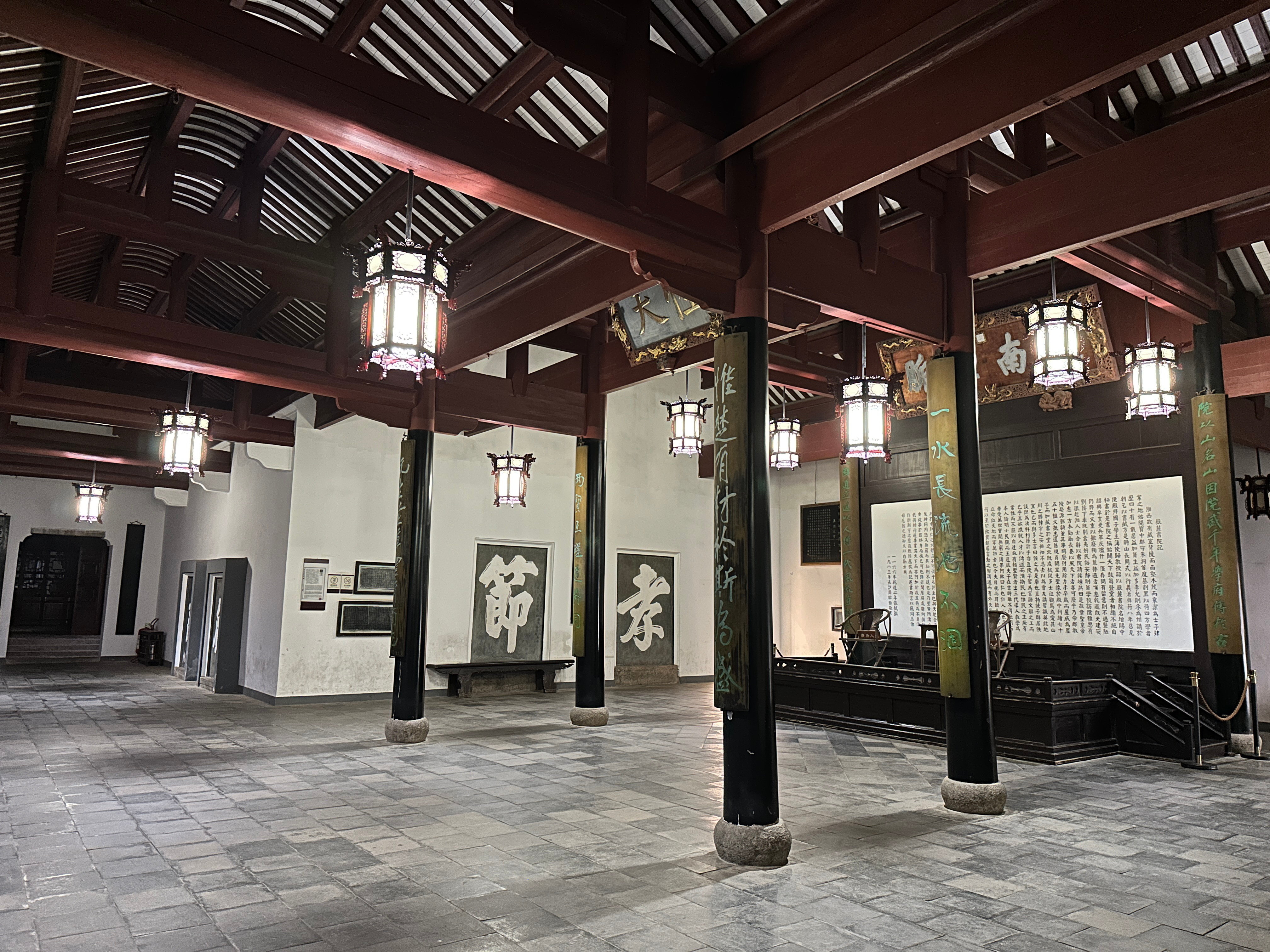 比较欣赏岳麓书院的一点是…把这种传统厅堂体面又肃穆的面貌维持得挺好的 ​​​