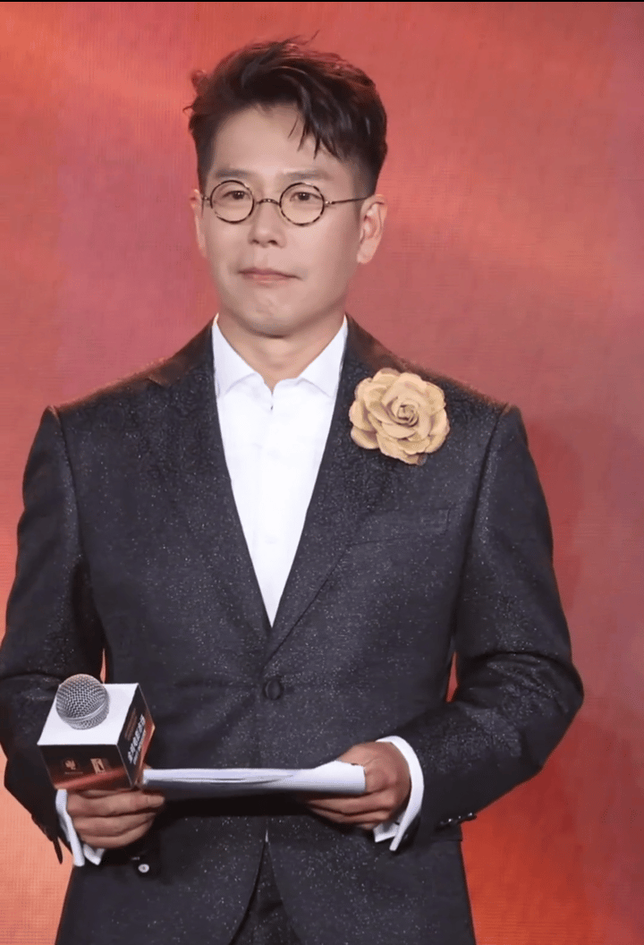 林晓峰是怎么回事？
年轻的时候其貌不扬
老了怎么越看越有味道

“他一看就是香港