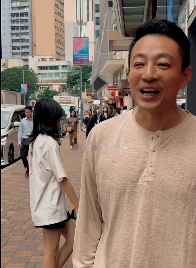 近日，汪小菲发文称：“香港三日游，工作带娃两不耽误”。

小玥儿、霖霖姐弟俩放暑