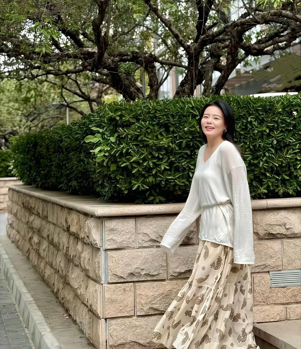 天啦，离婚后的龚琳娜大变样………不仔细看真不知道是她。龚琳娜说：“妈妈一直喜欢我