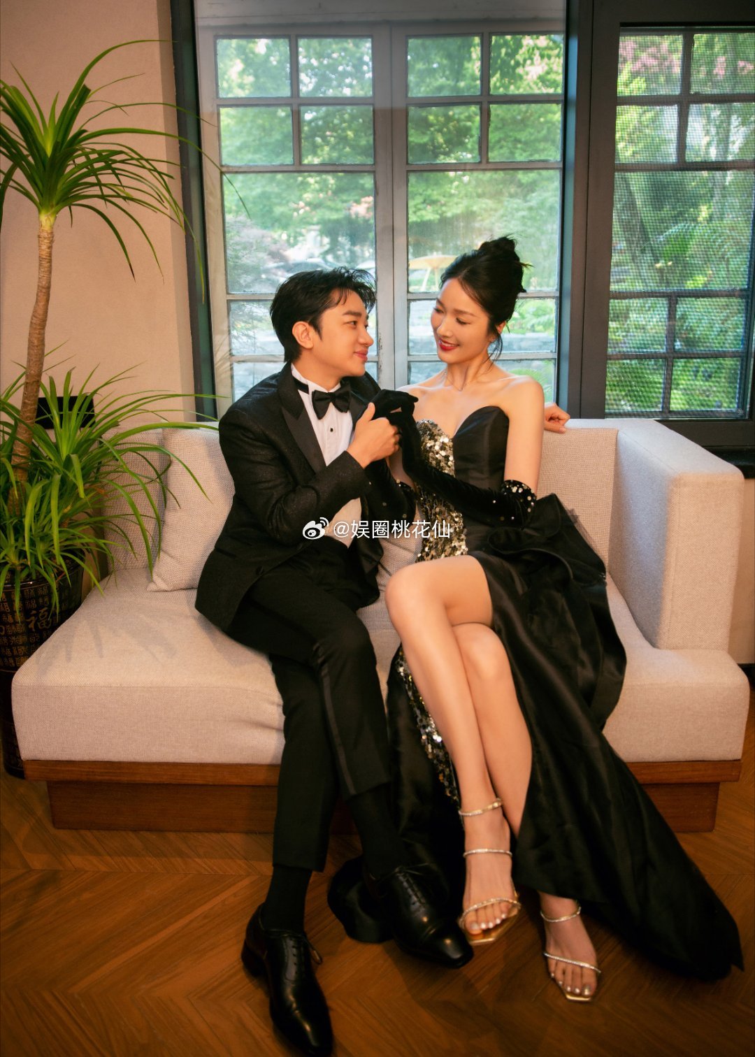 #王祖蓝看李亚男眼神# 王祖蓝、李亚男的新写真还挺有复古氛围的！王祖蓝身着黑色西