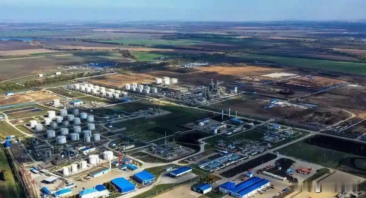 经过俄军多年多轮高强度空袭，乌克兰境内七座大型炼油厂已全数损毁。截至2026年，